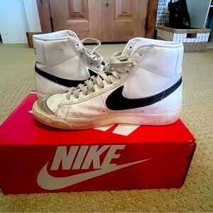women’s 9.5 Blazers with box